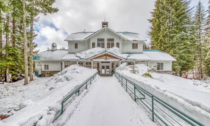 Government Camp Cabin | Government Camp Lodge with Hot Tub and Room for the Whole Family!