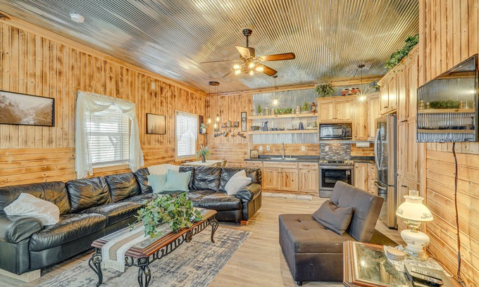 Rucker House | 'Grace Place' Clark House on Farm: Shared Hot Tub!