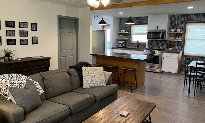 Crossville House | Graceful renovated home with pond near golf and town