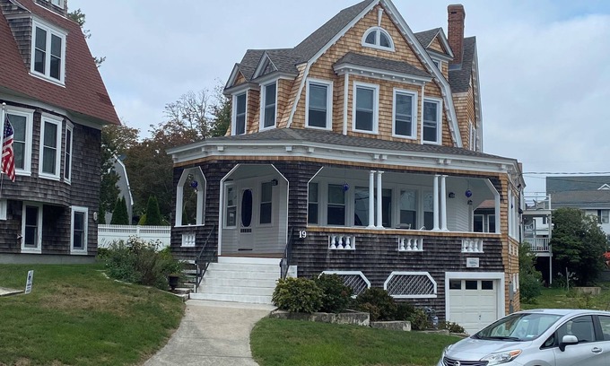 New London House | Gracious, Airy New London Cottage, Steps from Private Beach
