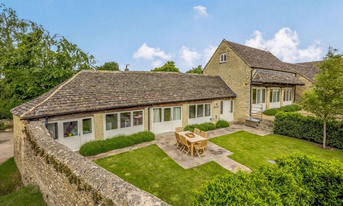 Ampney Crucis Cottage | Grade II listed three bedroom holiday home in the Cotswolds - The Byre