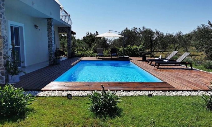 Velim Villa | Gradfather's House - A Cosy Retreat with a Swimmingpool