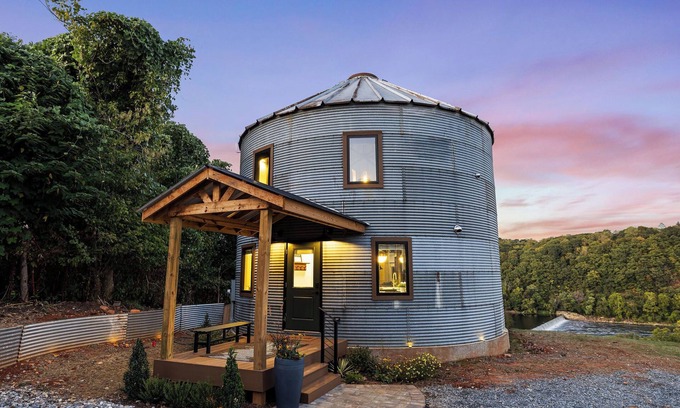 Daniels Hill House | Grain Bin Silo w/Loft Fire Pit Near Downtown Lynchburg