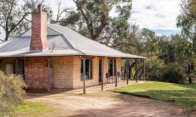 Halls Gap Cottage | Grampians Pioneer mudbrick Cottage