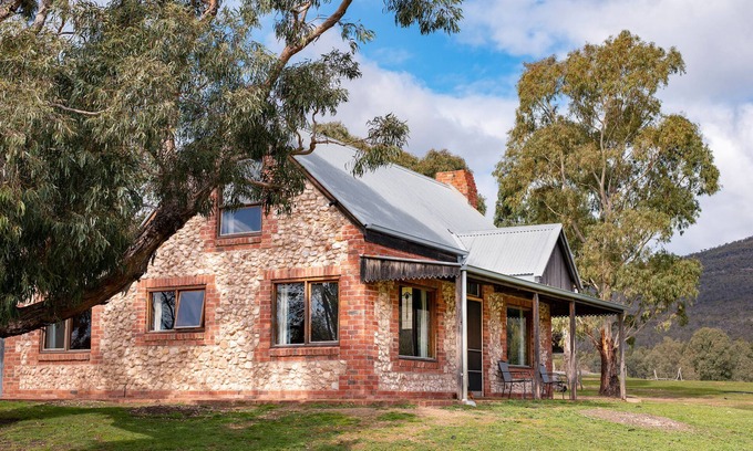 Halls Gap Cottage | Grampians Pioneer stone cabin