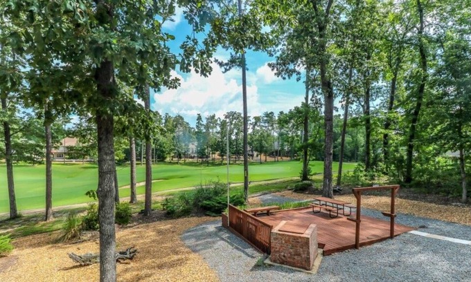 Hot Springs Village House | GRANADA GOLF FRONT HOME ON #3 PUTTING GREEN OF GRANADA GOLF COURSE