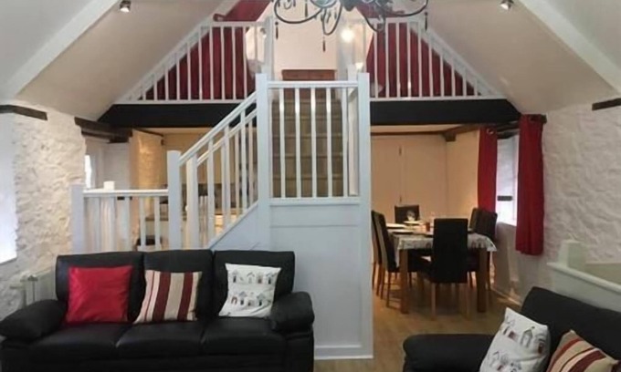 Holsworthy Cottage | Granary 3 Bedroom Cottage with 2 Bathrooms