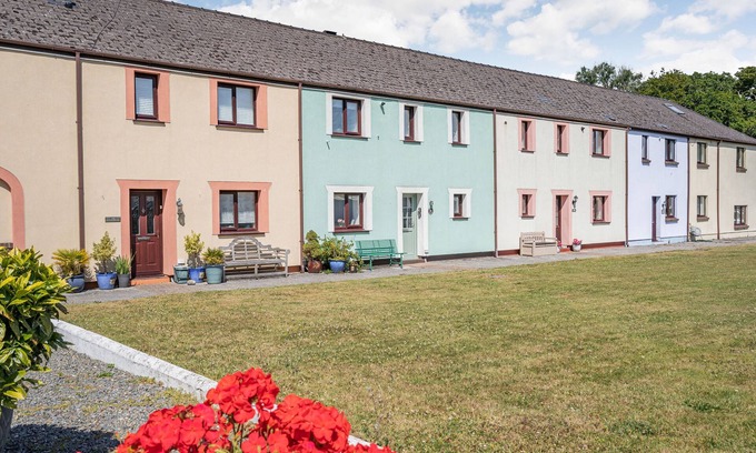 Pembroke Cottage | GRANARY COTTAGE, pet friendly, with a garden in Pembroke