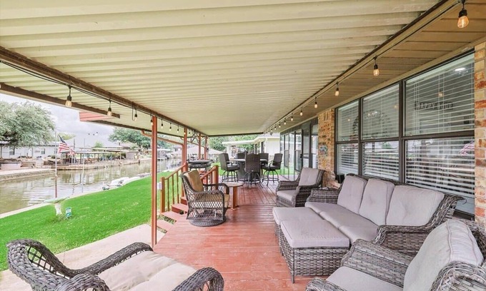 Granbury House | Granbury Serenity 3BD/2BA Retreat with Hot Tub