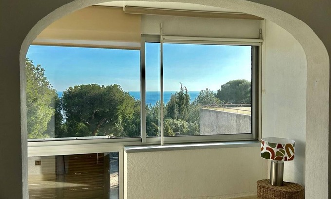 Cassis Apartment | Grand Appartement Traversant Avec VUE SUR MER ET CAP Canaille