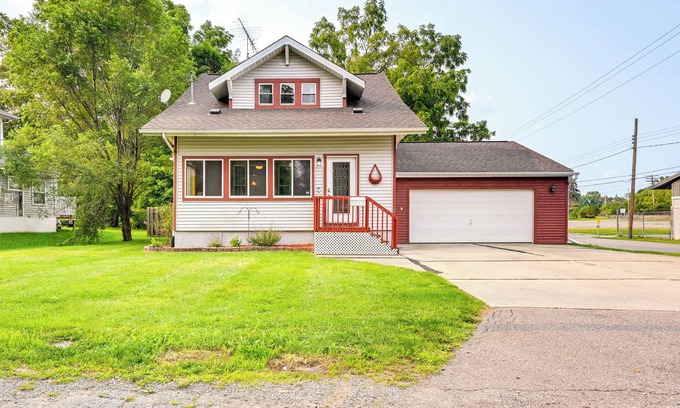 Grand Blanc House | Grand Blanc Rental w/Gas Grill & Private Yard