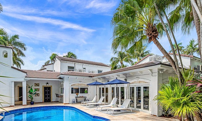 Idlewyld Villa | Grand historic Residence/Walk to beach/Heated Pool/Outdoor kitchen/Hibiscus Key/Residences