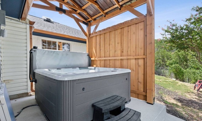 Granbury House | Grand Lakehouse + Hot Tub + Kayaks + Bunk House!