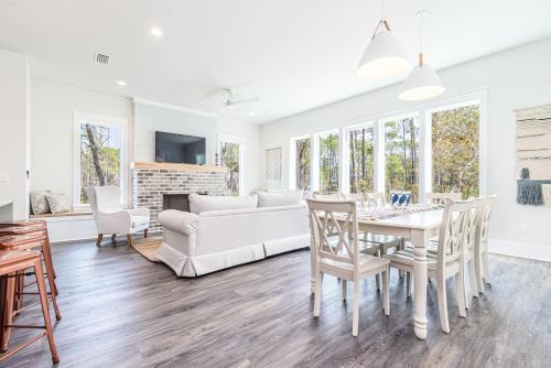 Lakeside at Blue Mountain Beach Apartment | GRAND Lakeside View & Close to Beach Access