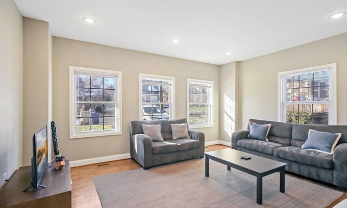 Falls Church House | Grand Luxury | Hot Tub | Boutique | 4 bedrooms