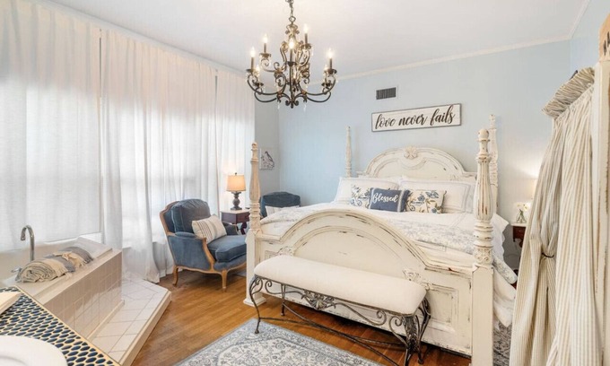 Fort Smith Apartment | Grand Mansion-Blue Jay suite