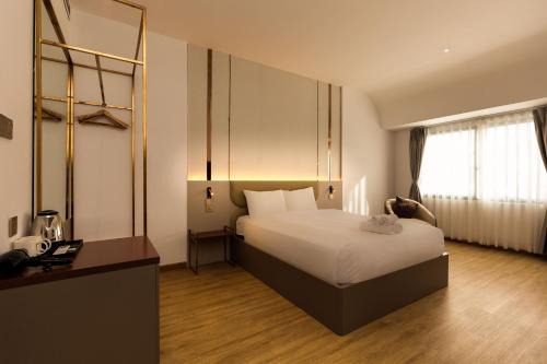 District 1 Hotel | Grand Mays Hotel Luxury & Spa - Ben Thanh Market