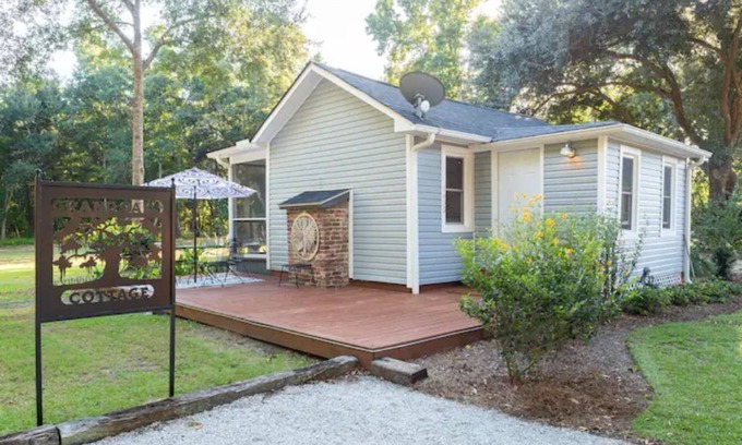 Charleston Cottage | Grand Oaks Cottage: Ideal Location! New Fire Pit!