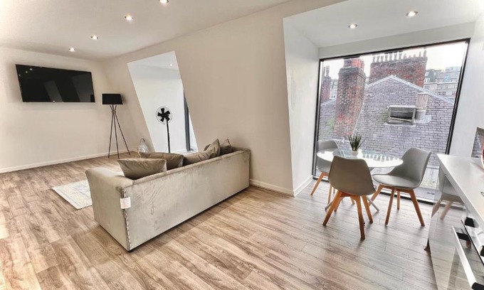 Liverpool City Centre Apartment | Grand Penthouse Condo At The Heart Of Liverpool!