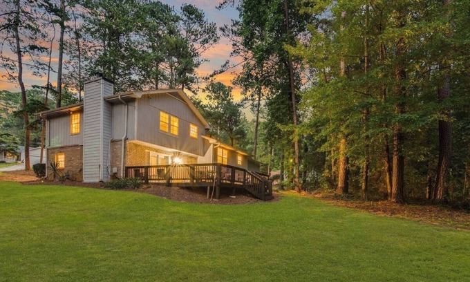 Lithonia House | Grand Retreat: 5 Bedroom Sleeps 12, Spacious Deck