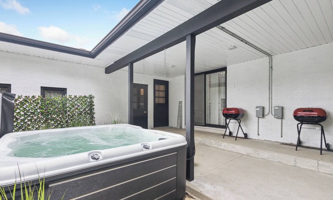 Michigan City House | Grand Reunion House 1/Hot Tub/Pet Friendly/Duplex
