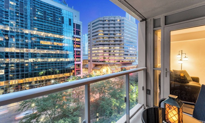 Toronto Entertainment District Hotel | Grand Royal Condos - CN Tower