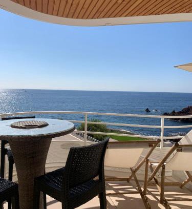 Le Trayas Apartment | Grand studio terrasse vue mer pieds dans l'eau piscine