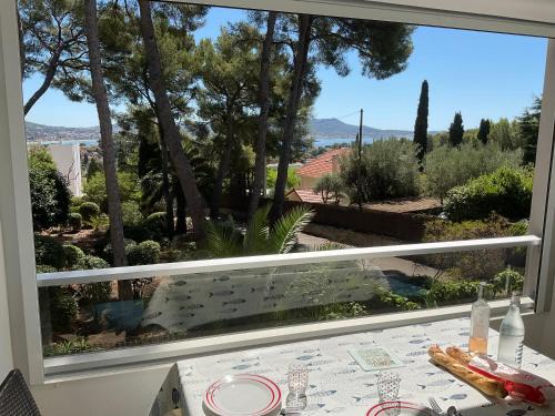 Sanary-sur-Mer Apartment | Grand T2 vue mer calme climatisé 500 m village et plage parking gratuit