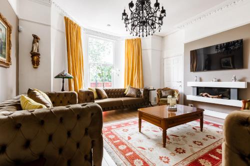 Liverpool Villa | Grand Victorian Villa 6 - En-Suites, Hot Tub, Cinema Room, Private Parking & Park View