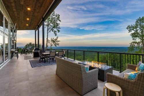 Sevierville House | Grand Vista Retreat by AvantStay Luxury Group Retreat w Indoor Pool, Arcade & 56-Mile Views