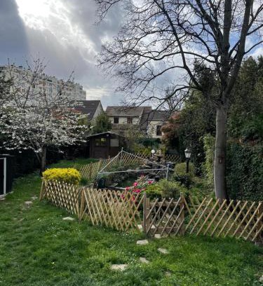Le Blanc-Mesnil Bed & Breakfast | Grande maison avec jardin