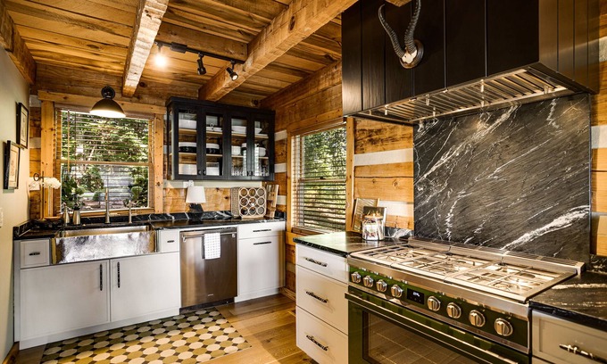 Smithville Cabin | Gray Pine Cabin: A sophisticated rustic retreat overlooking Center Hill Lake