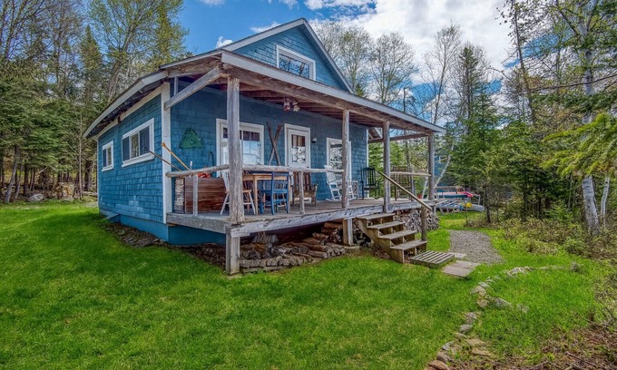 Rangeley House | 🐾Gray Wulff - This rustic dog friendly camp sits on the shore of Quimby Pond