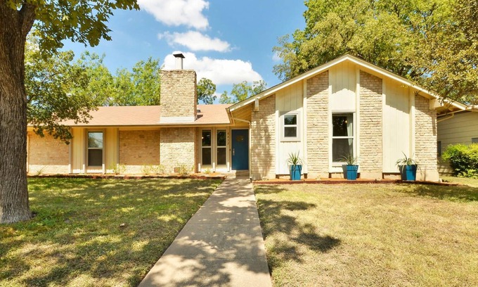 North Austin Civic Association House | GREAT 3 bed 2 bath home! Central Austin with large yard!