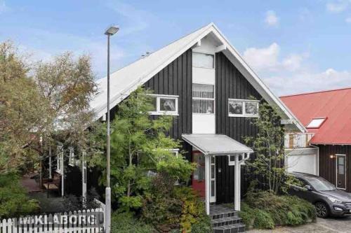 Breidholt House | Great 8 person house Reykjavik free use of car!