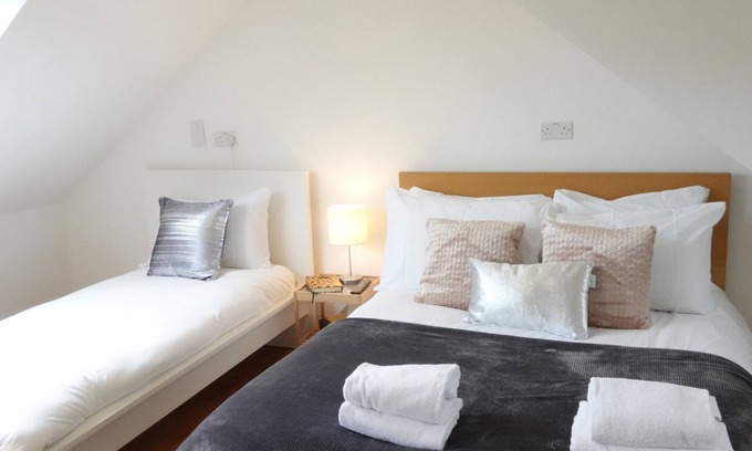 Heathrow Villages House | Great Airport Sleep