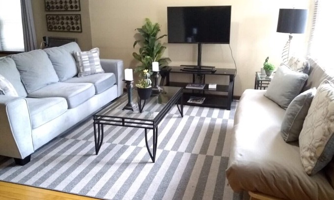 Brewers Hill Apartment | Great apartment minutes from downtown, lake, Marquette U., UW-Milwaukee & MSOE.