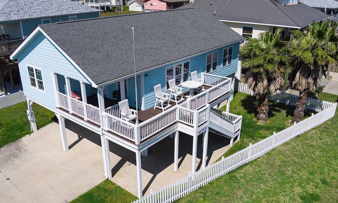 Port Bolivar Cottage | Great Back to School Dealsl! 4 minute walk to beach!