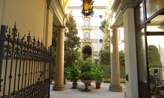 Tricolore Apartment | Great CENTRAL LOCATION Luxury Comfortable Romantic APARTMENT Fully Furnished