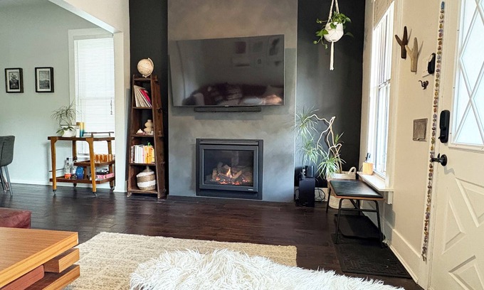 Lincoln Park House | Great city location: entire house