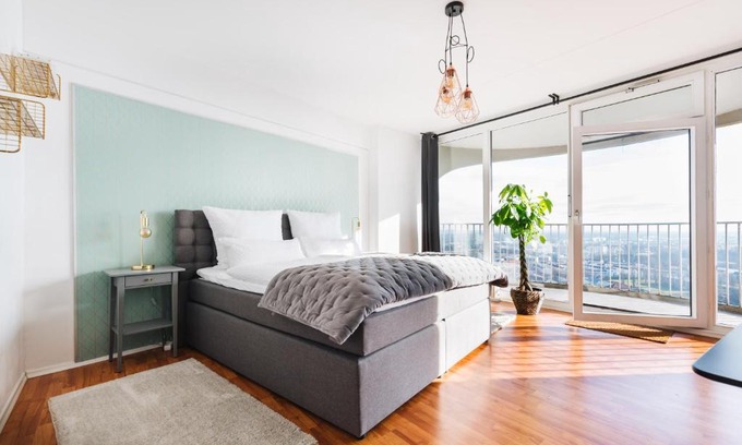 Antonsviertel Apartment | GREAT CITY VIEW I 26 FLOOR I NETFLIX and BOXSPRINGBED