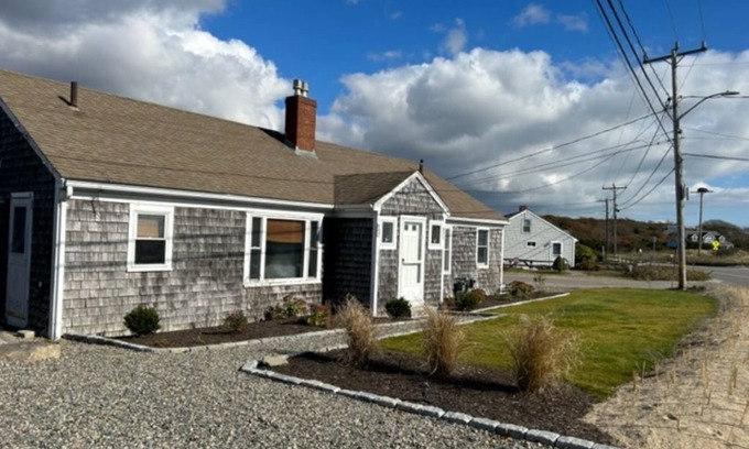 West Hyannisport Cottage | Great Cottage at Craigville Beach! "Knoll side"
