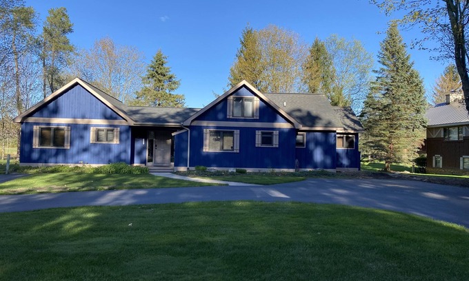 Thompsonville Cottage | Great Family Cottage at Crystal Mountain - Short walk to ski and golf
