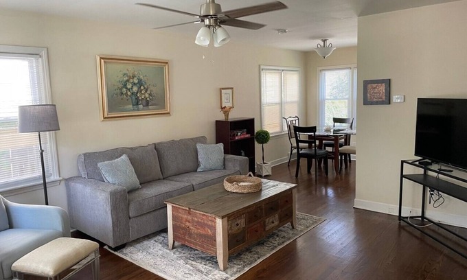 Libertyville House | Great For Big Family w/2 Kitchens & 2 Living Rooms