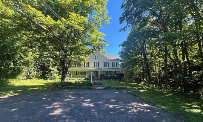 Windham House | GREAT FOR FAMILIES! 3 MINUTE WALK TO MAIN STREET & 1 MILE FROM WINDHAM SKI MT.