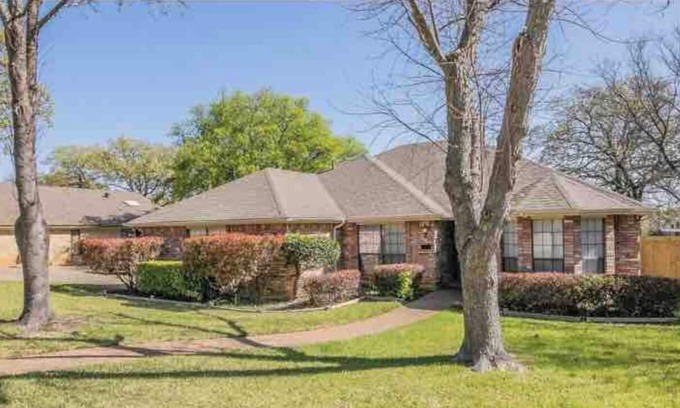 Ederville House | Great home w/deck in E Fort Worth by AT&T Stadium & Arlington, TX Entertainment