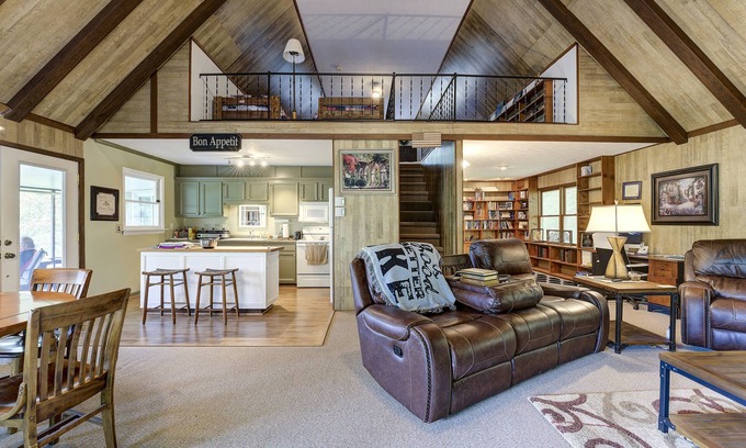 Butler Cabin | Great lake views, super fast WiFi, Lake/Dock access