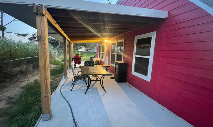 Aransas Pass Cottage | Great little cottage tucked away from busy road.nPlenty of parking for boat.