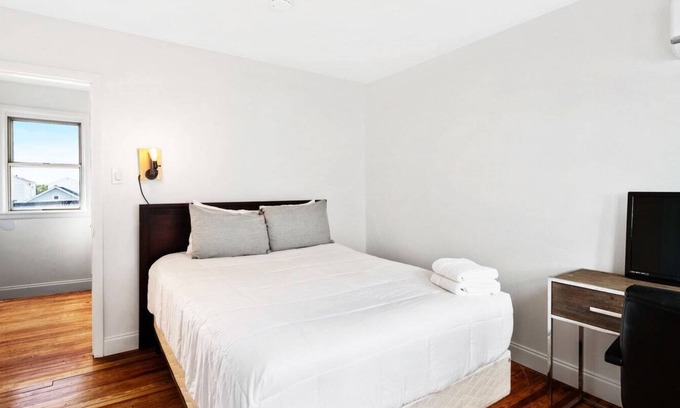 Ventnor City Apartment | Great Located 3BR w/Parking, 8min Walk to Beach