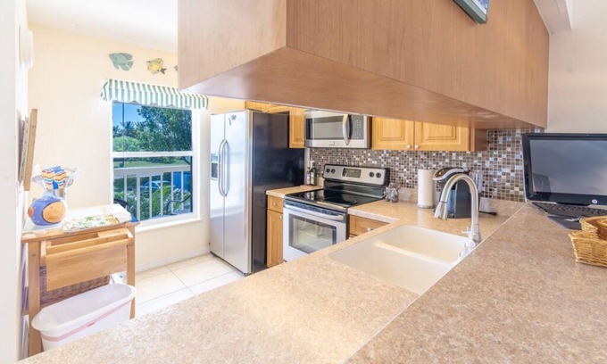 Hammock Bay Condo | Great location 5 minutes to Marco Island and many Golf Courses! Cozy 2 bedrooms